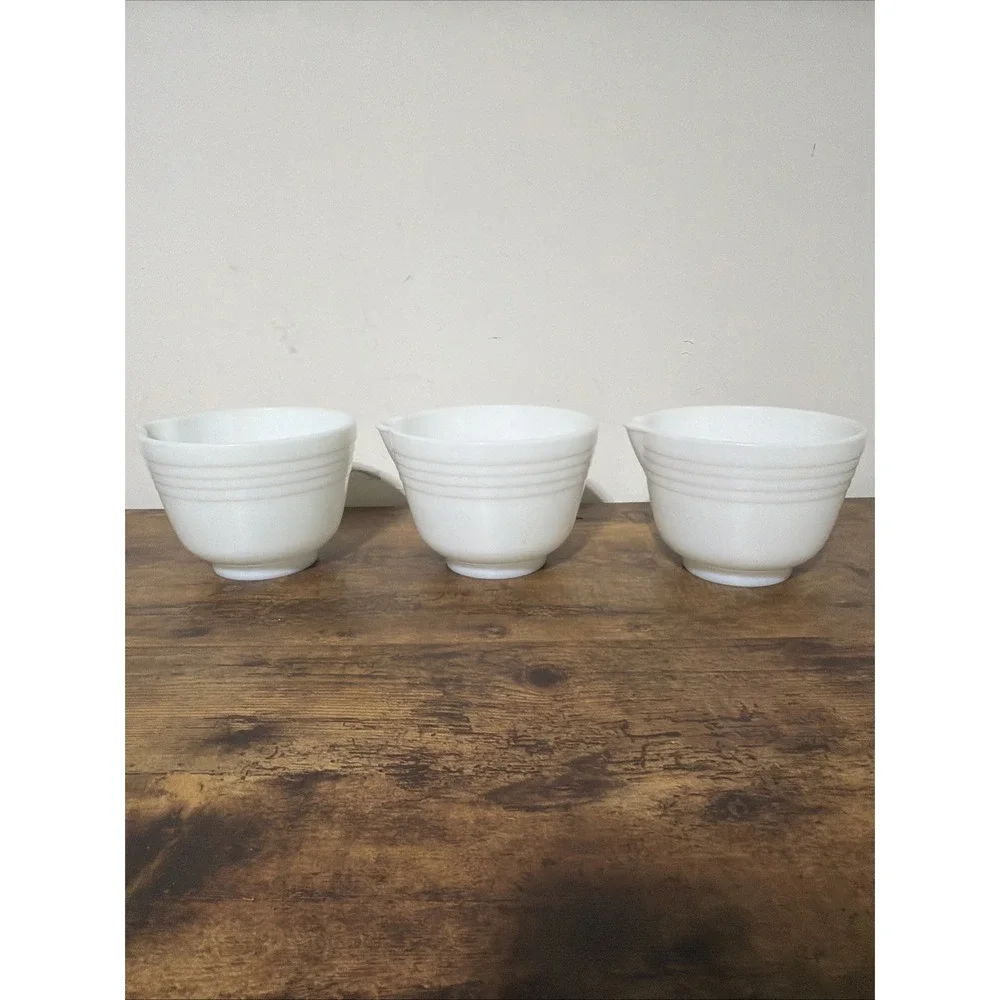 3 PYREX  Milk Glass Mixing Bowls Vintage 40s Hamilton Beach White Pour Spout USA